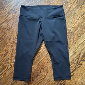 Lululemon Athletica Women’s Classic Black Cropped Capri Leggings